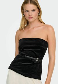 Černý top bez ramínek z měkké látky, s přiléhavým střihem a tenkým páskem v pase pro zvýraznění postavy.