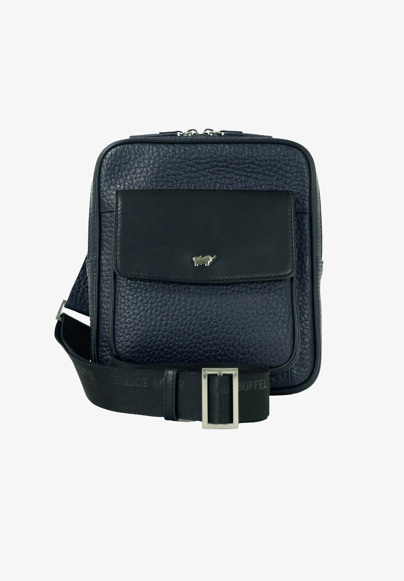 Borsa a tracolla compatta in pelle strutturata blu navy con tasca frontale a pattina, emblema animale argentato e tracolla regolabile in tessuto nero con fibbia in metallo.