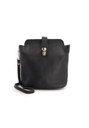 Schwarze Leder-Crossbody-Tasche mit strukturiertem Oberflächen, rechteckiger Form, Oberverschluss und abnehmbarem Schultergurt. Akzentuierungen aus silbernem Zubehör.