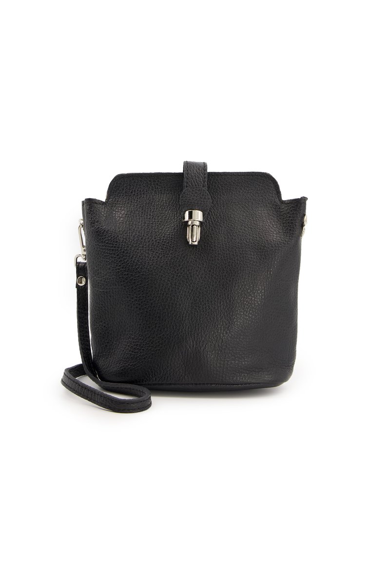 Černá kožená crossbody taška s texturovaným povrchem, obdélníkovým tvarem, horním uzávěrem a odnímatelným ramenním popruhem. Akcenty z nerezové oceli.