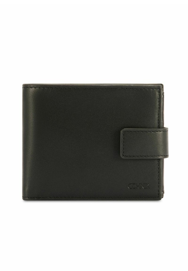 Czarny skórzany portfel dwuczęściowy z zapięciem na zatrzask i wytłoczonym logo marki w prawym dolnym rogu, widok z przodu na białym tle.