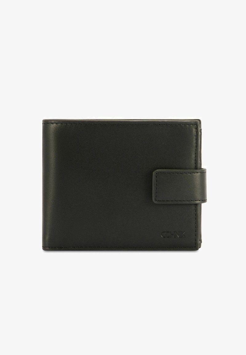 Czarny skórzany portfel dwuczęściowy z zapięciem na zatrzask i wytłoczonym logo marki w prawym dolnym rogu, widok z przodu na białym tle.