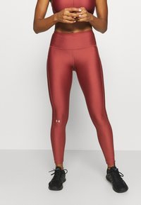 Hoge taille, nauwsluitende leggings in een matte rozenkleur. Glad, rekbaar stof met ton-sur-ton stiksels en een Under Armour-logo in het wit.