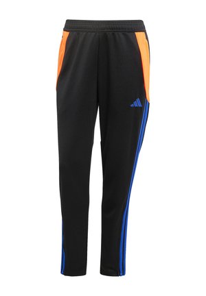 Schwarze Sporthose mit orangen Seitenpaneelen, blauen Streifen entlang der Beine und einem elastischen Bund. Mit dem Adidas-Logo in Blau.