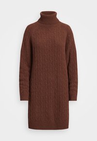 Brun stickad klänning med hög polokrage, flätstickat mönster, långa ärmar och ribbad nederkant. Mjuk textur, längd till mitten av låret.