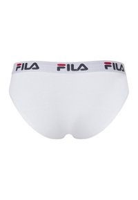 Fehér bikini-stílusú alsónemű fehér derékrésszel, amelyen ismétlődő fekete és vörös FILA logók találhatók.