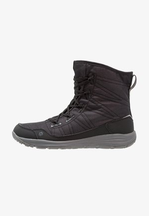 Leichte, schwarze, wasserdichte Stiefel aus texturiertem Stoff, mit hohem Schaft und Schnürverschluss; ausgestattet mit einer flexiblen Gummisohle für guten Halt.