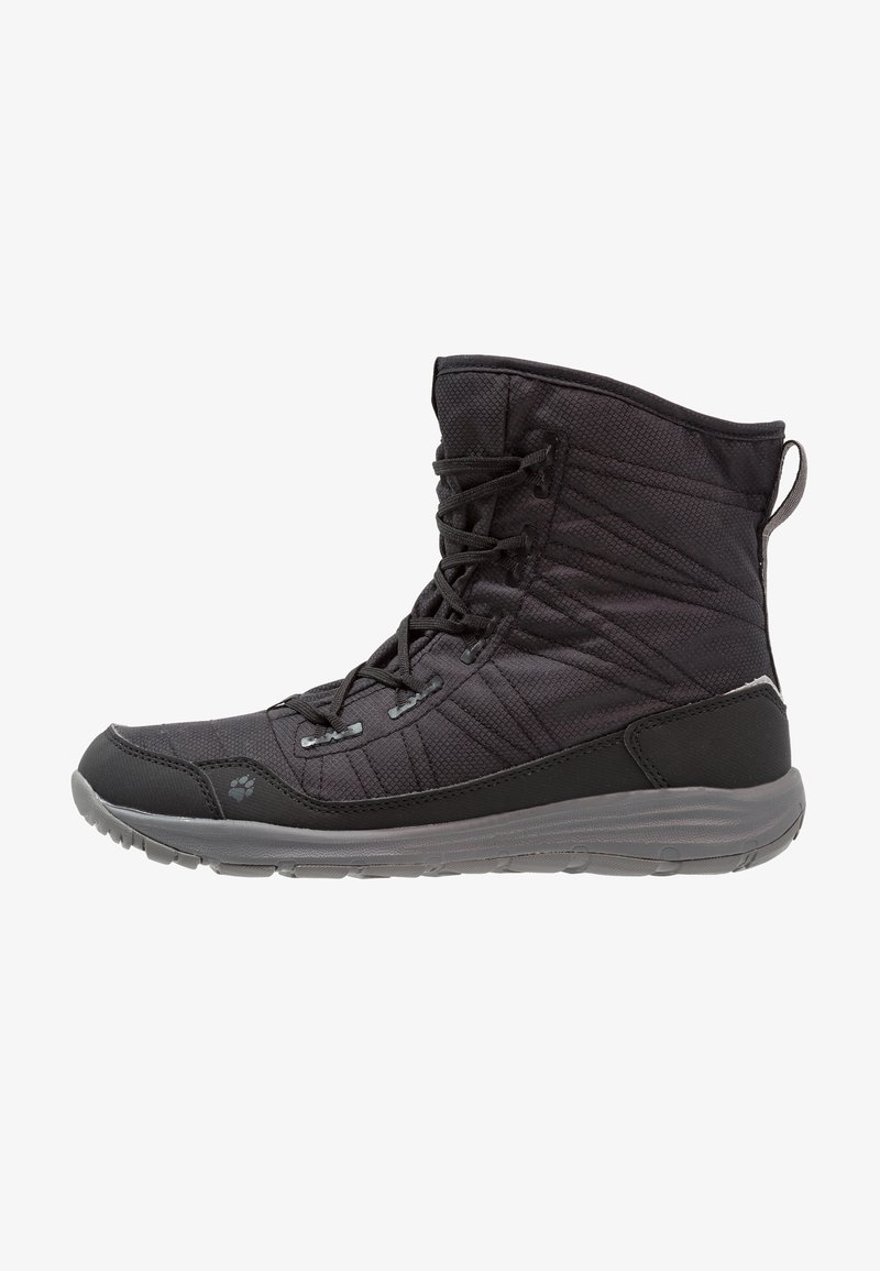Leichte, schwarze, wasserdichte Stiefel aus texturiertem Stoff, mit hohem Schaft und Schnürverschluss; ausgestattet mit einer flexiblen Gummisohle für guten Halt.