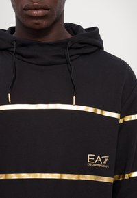 EA7 Emporio Armani TRAIN ATHLETIC HOODIE - Sweatshirt - black/gold