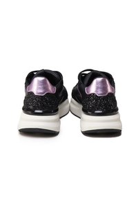 Basket black avec un panneau noir pailleté, des accents lavande brillants et une épaisse semelle intermédiaire blanche. Présente une surface texturée et une forme arrondie.