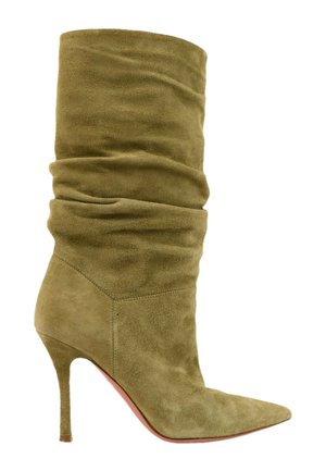 Botte en daim ample mi-mollet de couleur vert olive avec bout pointu et talon aiguille fin, profil latéral sur fond blanc.