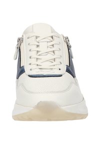 Weiße Leder-Sneaker mit marineblauen Akzenten, durchbrochener Textur, traditionellen Schnürsenkeln und Reißverschlüssen an den Seiten. Abgerundete Zehenpartie und gepolsterte Sohle.