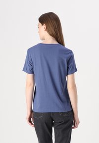 GANT PRINTED ARCHIVE SHIELD - Paprasti marškinėliai - dusty navy