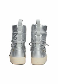 Zilveren, gevoerde high-top sneakers met een gladde afwerking, verstelbare vetersluiting en een contrasterende beige rubberen zool.