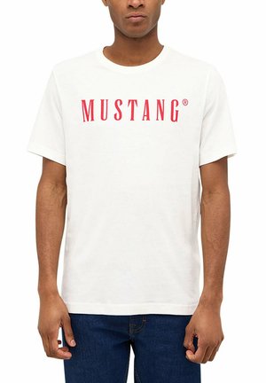 Weißes T-Shirt mit kurzen Ärmeln und rotem "MUSTANG"-Logo auf der Brust, aus Baumwolle, mit Rundhalsausschnitt und lockerem Schnitt.