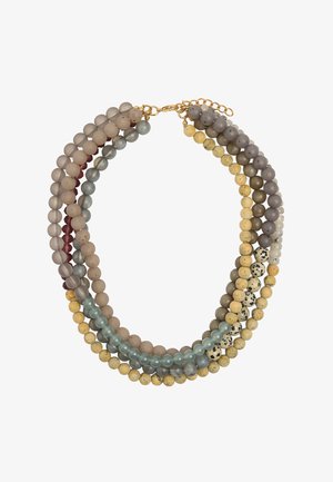 Naszyjnik z wieloma rzędami okrągłych koralików w odcieniach szarości, beżu, jasnego niebieskiego i kremowego z ciemniejszymi plamkami, zapinany na złotą klamrę.