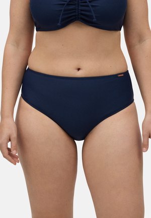 Bañador de bikini de talle alto en color navy, hecho de una tela suave y elástica. Presenta costuras sutiles y un pequeño logotipo en el costado.