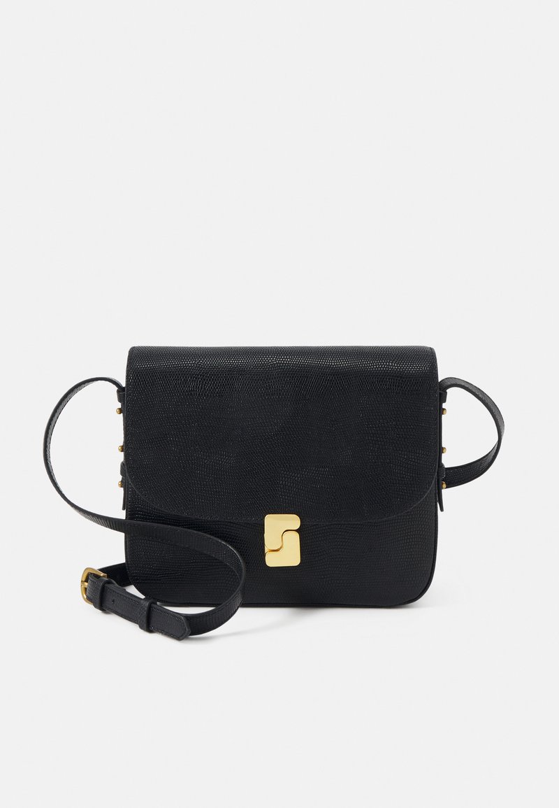Μαύρη τσάντα ώμου με υφή, κλείσιμο με καπάκι, χρυσές λεπτομέρειες και ρυθμιζόμενο λουρί. Συμπαγής ορθογώνια σχεδίαση για ευελιξία.