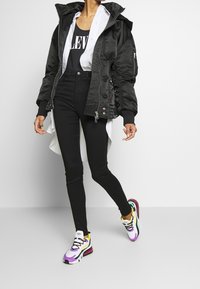 Monki Vaqueros pitillo - black