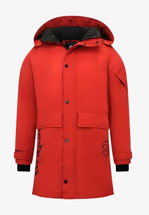 Rode geïsoleerde parka met capuchon, drukknoopsluiting aan de voorkant, twee zakken en een zwart accentontwerp aan de linkerkant. Gestructureerde stof.