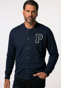 Mörkblå knappad sweatshirt med ribbad krage, texturerad bokstav "P" applikation och framfickor. Tillverkad av mjukt tyg med en slät yta.