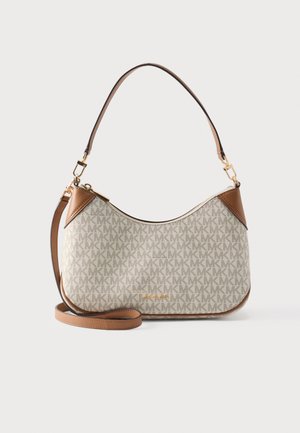 Μπεζ και καφέ τσάντα Michael Kors με σχέδιο λογότυπου, δερμάτινη επένδυση, μία χειρολαβή πάνω και αποσπώμενο ιμάντα ώμου σε απλό φόντο.