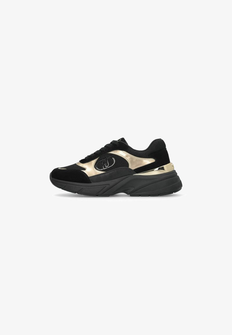 Czarno-złote sneakersy z panelami z zamszu i siateczki, gruba czarna podeszwa, okrągły czubek i wyraźny detal z logo po boku.