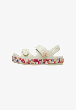 Roomkleurige open-toe sandaal met verstelbare bandjes en een meerkleurige gevlekte zool in rood, oranje, blauw en wit tinten.