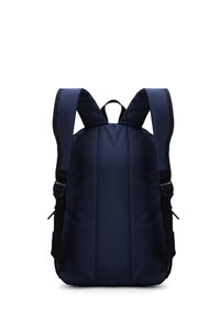 Zaino blu navy con spallacci imbottiti e regolabili, due fibbie laterali e una texture di tessuto liscia e resistente. Presenta un design semplice.