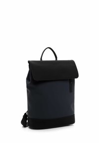 Sac à dos en nylon bleu marin résistant avec un rabat en cuir noir, doté d'une poignée supérieure et d'une sangle ajustable. Design simple et épuré.