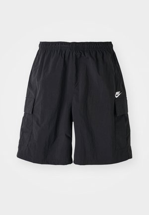 Nike fekete cargo rövidnadrág, amely könnyű anyagból készült, rugalmas derékkal, oldalsó zsebekkel rendelkezik, és a bal lábon fehér Nike logó található.