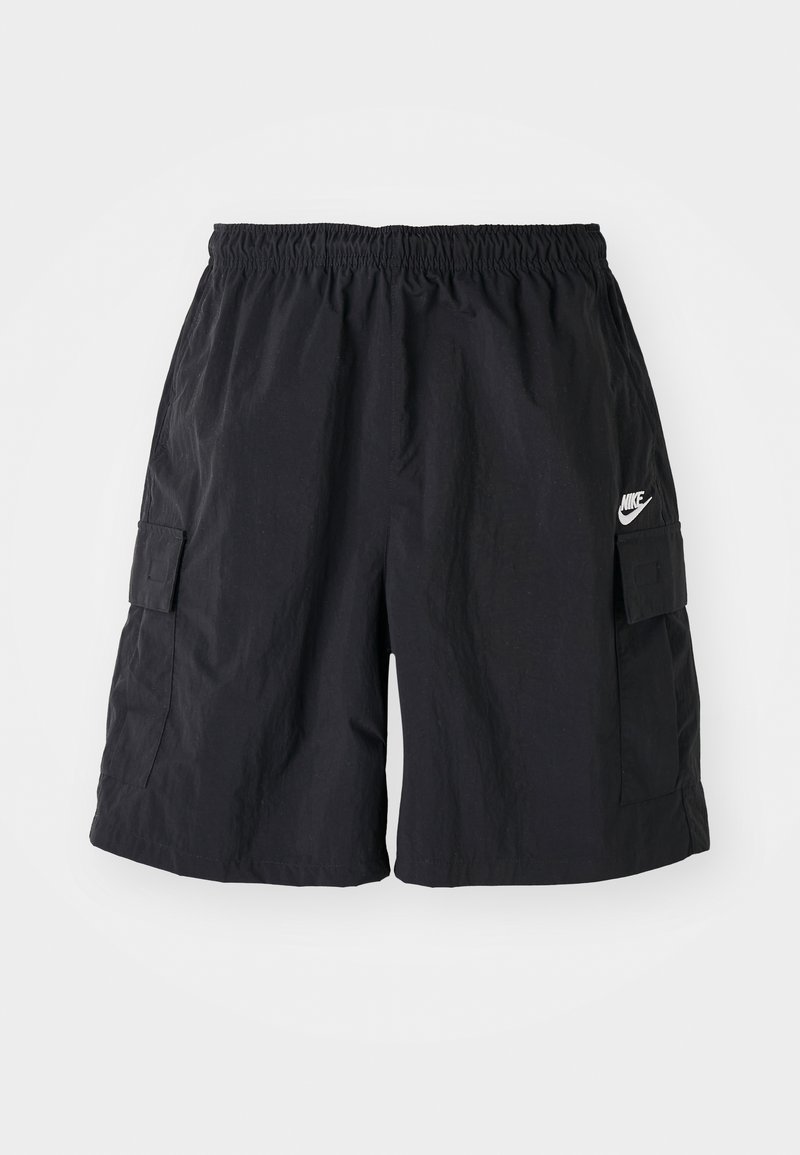 Schwarze Cargo-Shorts von Nike aus leichtem Material, mit elastischem Bund, Seitentaschen und dem weißen Nike-Logo auf dem linken Bein.
