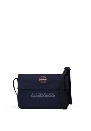 Mørkeblå crossbody taske lavet af tekstureret stof, med en fold-over lappe, justerbar rem og brandet logo lap på forsiden.