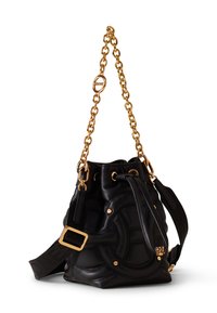 Schwarze Leder-Eimerhandtasche mit gestepptem Muster, goldener Kettenriemen, Kordelzugverschluss und verstellbarem Stoff-Schultergurt.