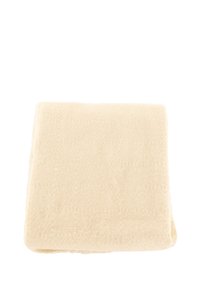 Coperta color crema piegata ordinatamente, con una consistenza morbida e un sottile motivo tessuto, con bordi rifiniti.