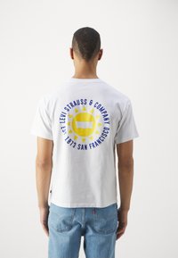 Levi's® VINTAGE FIT GRAPHIC - T-shirts print - lse_batwing badge brin white+