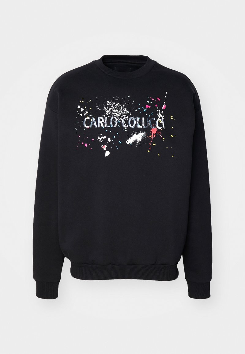 Schwarzer Sweatshirt mit einem bunten Farbspritzdruck und dem Text "CARLO COLUCCI", der auffällig auf der Vorderseite platziert ist. Design mit Rundhalsausschnitt.