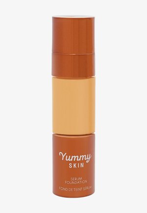 Danessa Myricks Beauty YUMMY SKIN SERUM FOUNDATION - Foundation - 10g