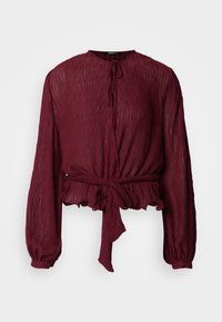 Blusa plissada cor bordo com mangas longas, fecho de laço na cintura e bainha com babados, apresentando um decote redondo e tecido texturizado.