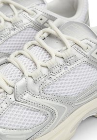 Tommy Jeans ARCHIVE RETRO RUNNER - Sneakers basse - ecru