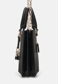 Sac à main noir texturé avec deux compartiments, bandoulière chaîne dorée, poche latérale zippée et petit cadenas suspendu à la poignée.