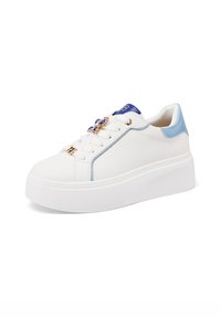 Sneaker bianca con accenti blu, caratterizzata da una suola bianca chunky, lacci decorativi e un emblema in metallo dorato sul lato.