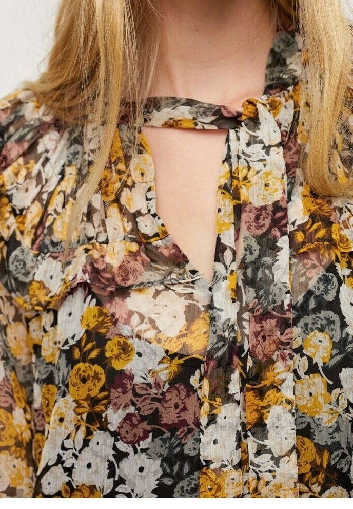 Kirkas kukallinen paidat keltaisena, valkoisena, harmaana ja burgundina, jossa on röyhelöyksityiskohtia ja sidottu kaula-aukko.