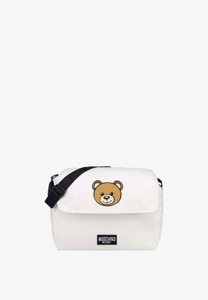 Borsa a tracolla bianca con grafica di un orso bruno sul flap anteriore, tracolla nera regolabile e patch logo nero con le scritte "Moschino Baby."