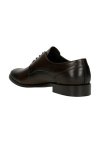 Chaussure habillée en cuir marron avec une finition lisse, bout rond et détails en couture. Elle possède un petit talon et un système de laçage pour un maintien sécurisé.