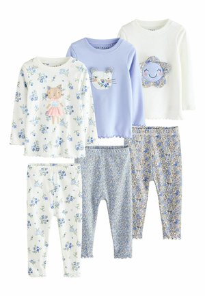 Trzy zestawy dziecięcych bluzek z długim rękawem i legginsów z kwiatowymi wzorami oraz aplikacjami przedstawiającymi twarze zwierząt lub kwiatów w pastelowych kolorach.