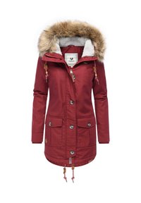 Czerwona parka z kapturem z sztucznego futra i podszewką, posiadająca dwie przednie kieszenie, ściągacz w talii oraz srebrne guziki.