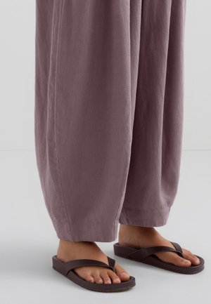 OYSHO STRAPPY FLAT   - Varvassandaalit - brown