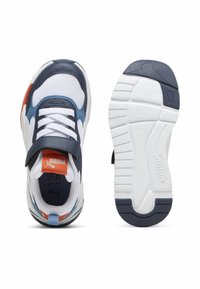 Baskets de sport bleu et blanc avec une tige en mesh, dotées d'une sangle Velcro, d'accents orange et d'une semelle en caoutchouc blanc avec des grips texturés.
