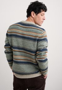 Strickpullover mit gestreiftem Muster in Grün, Blau, Orange und Cremefarben, mit geripptem Saum und Bündchen.